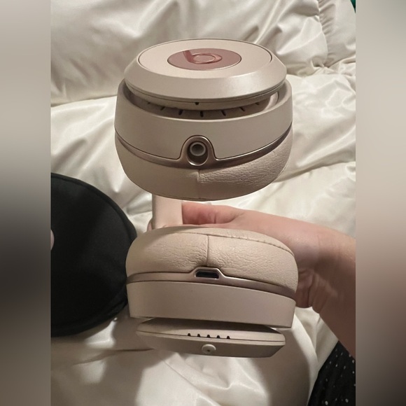 Beats by Dr. Dre - Beats Solo3 Wireless On Ear Headphones - Rare Light Baby Pink - Picture 5 of 8